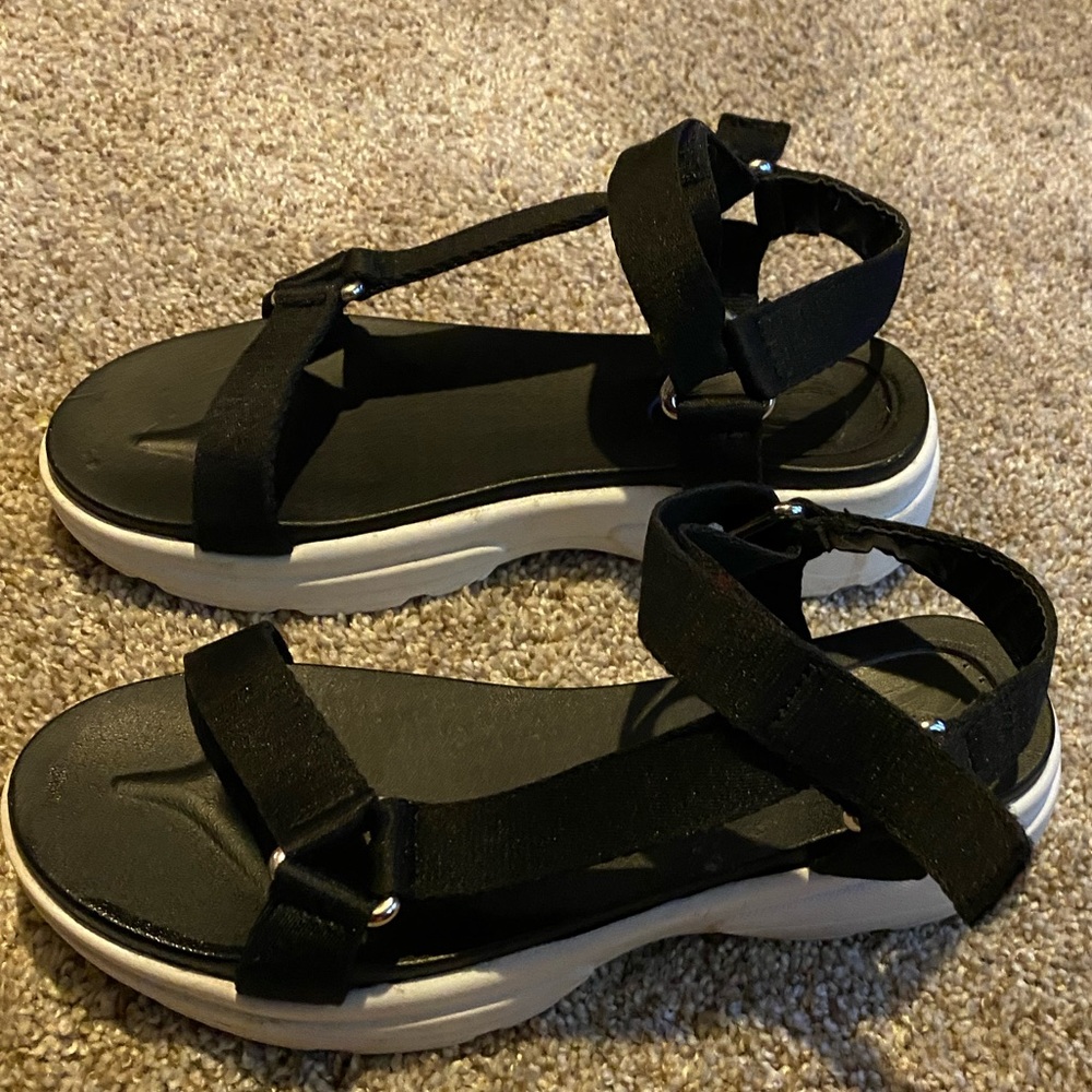 chuncky platform sandals